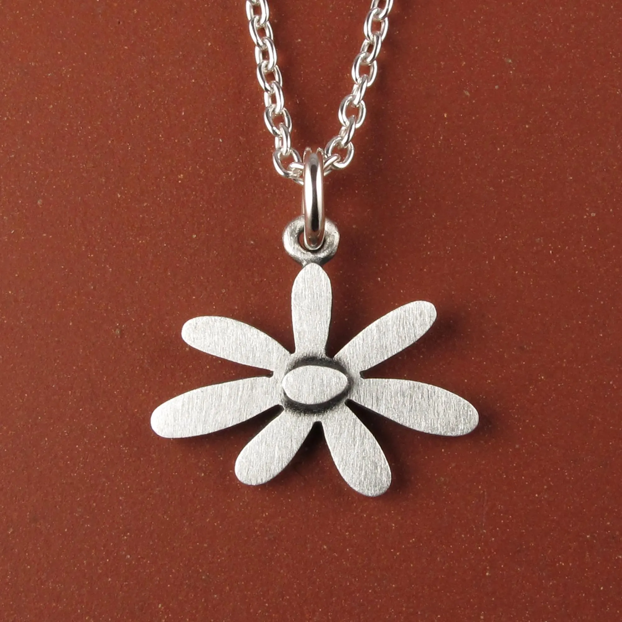 Daisy Flower Pendant Necklace - Silver Plated